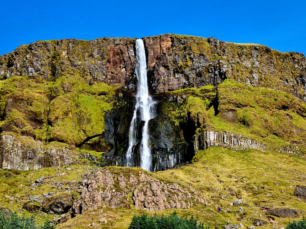 Photo showing the waterfall.